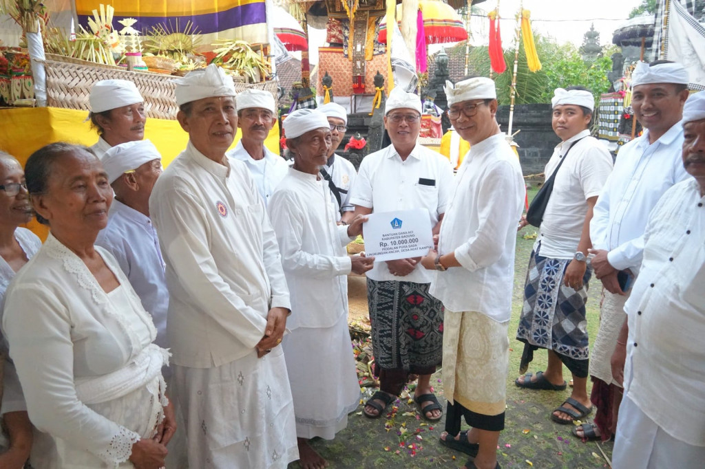 Hadiri Pujawali Pura Sada Kampial, Wabup. Suiasa Ajak Krama Tingkatkan Sradha Bhakti